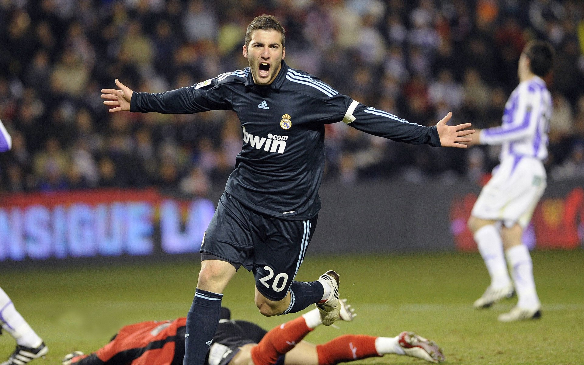 九游娱乐下载-“法甲紧张追逐，豪门争夺榜首激烈进行”，法甲豪门宣布全队停薪