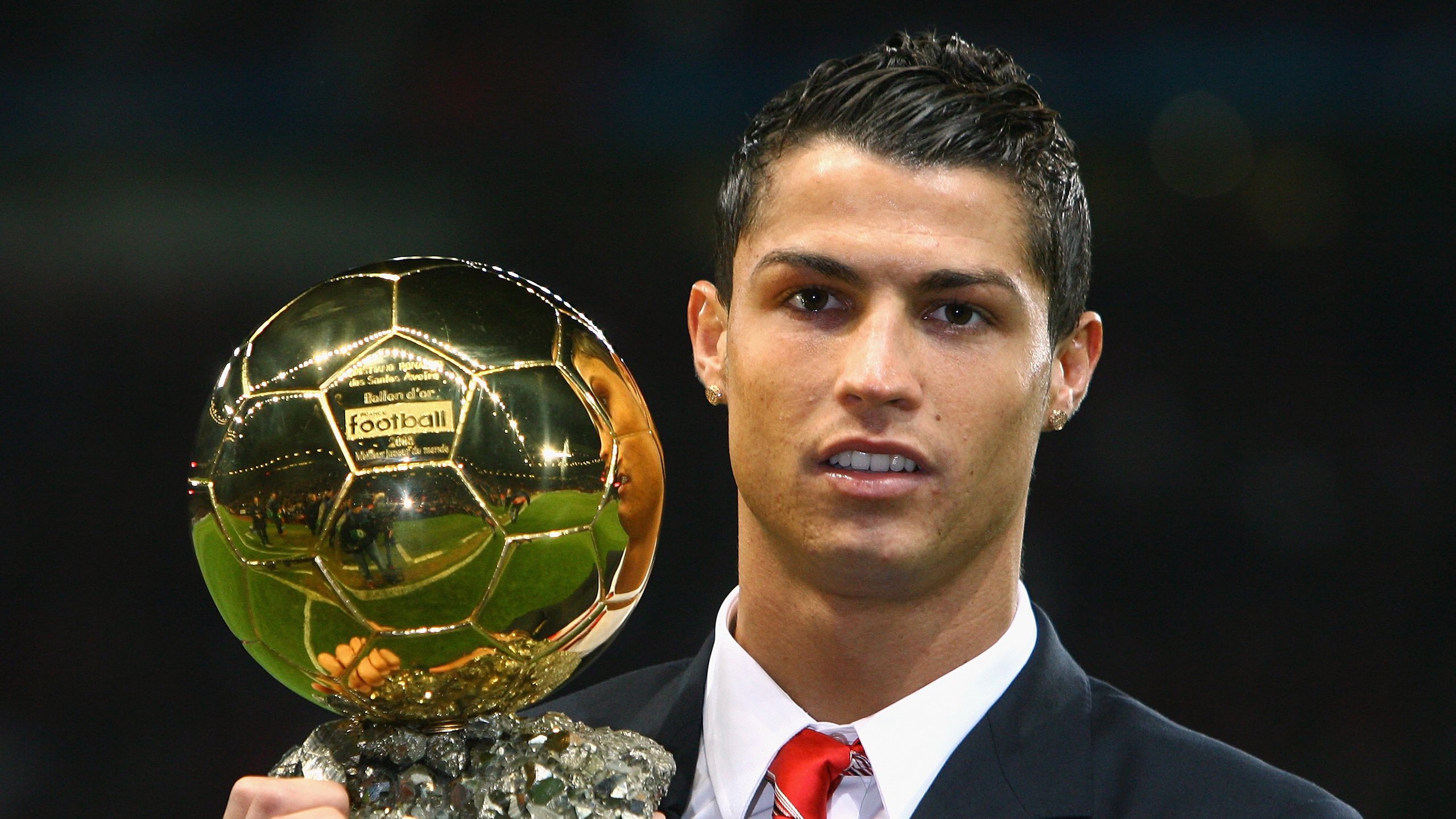 塞内加尔队前锋洛佩斯在巴黎奥运会上表现出色，洛佩和塞万提斯